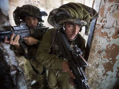 Soldados de Israel participan en un ejercicio de emergencia en los Altos del Gol&aacute;n, esta semana.