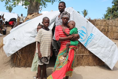 Una familia, junto a su cabaña en un campo de acogida en Cabo Delgado, norte de Mozambique.