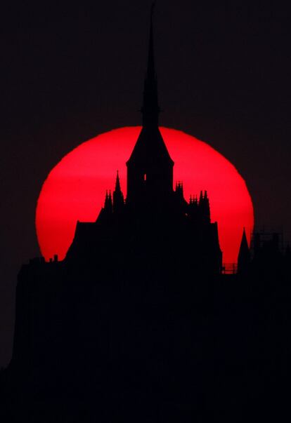 El icnico Mont Saint-Michel, de la regin de Normanda, en un momento del atardecer.