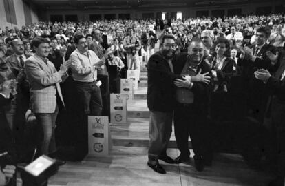 Nicolás Redondo y Cándido Méndez (en el centro) se abrazan en el 36º congreso de UGT, en el que Méndez sucede a Redondo, el 10 de mayo de 1994, en una foto de archivo.