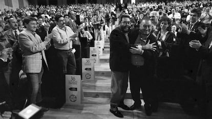 Nicolás Redondo y Cándido Méndez (en el centro) se abrazan en el 36º congreso de UGT, en el que Méndez sucede a Redondo, el 10 de mayo de 1994, en una foto de archivo.