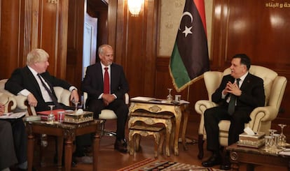 Imagen de la reunión entre Boris Johnson y Fayez Serraj, el primer ministro del Gobierno de Libia patrocinado por la ONU