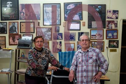 Jesús Solís Alpuche y su esposa Carmen Ventura votan no.  "La gente defiende el empleo. Sin embargo, los que viven de su trabajo en el campo, como en la producción de miel o de alimentos, cítricos, están desesperados".