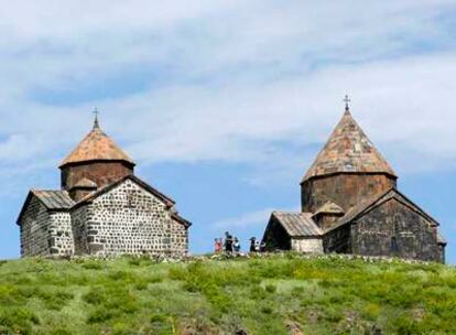 Monasterios, iglesias, catedrales, lugares de oración que se reparten por toda Armenia, uno de los primeros territorios cristianos del mundo.