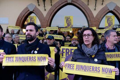 Rovira i Torrent en una protesta per la presó de Junqueras.