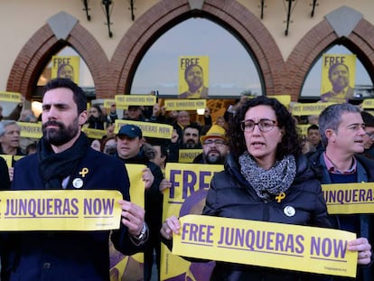 Rovira i Torrent en una protesta per la presó de Junqueras.