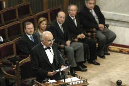 Francisco Brines lee su discurso de ingreso en la Real Academia Española.