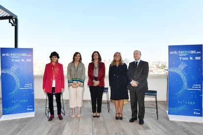 De izq. a drch.: María Benjumea, fundadora de South Summit; Clara Sanz, secretaria general de Formación Profesional del Ministerio de Educación y Formación Profesional; Carmen Morenés, directora general de Fundación Telefónica; Rocío Albert, viceconsejera de Política Educativa de la Consejería de Educación, Universidades, Ciencia y Portavocía de la Comunidad de Madrid; Santiago Íñiguez de Onzoño, presidente de IE University.