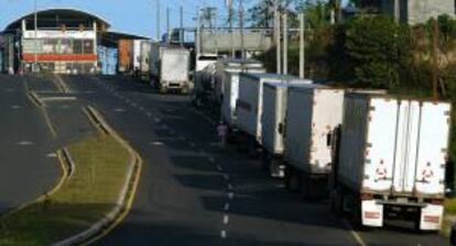 El paro comenzó el jueves y hasta el momento hay unos 400 camiones estacionados a la orilla de la carretera, tanto del lado panameño como del costarricense. EFE/Archivo