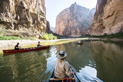 Excursión en barca por el Río Grande parque nacional de Big Bend en Texas EE UU