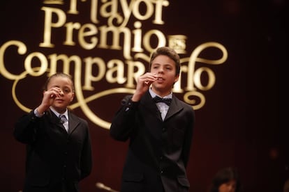 Los niños de San Ildefonso muestran las bolas con el segundo de los quintos premios, dotado con 60.000 euros la serie y con 6.000 euros cada décimo, que ha caído en el número 19.152.