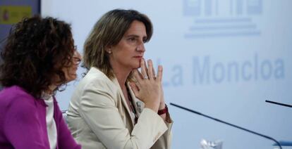 La ministra de Hacienda, María Jesús Montero, y la vicepresidenta de Transición Ecológica, Teresa Ribera.