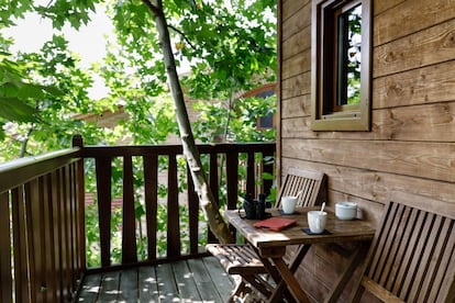 Bienvenidos a la habitación más especial del hotel Jakue, en Puente la Reina, fin de etapa habitual en el Camino de Santiago francés. Se trata de una casita en el árbol conectada al resto del establecimiento por una pasarela, que cuenta con baño propio y el resto de comodidades del alojamiento. El hotel dispone también de un albergue para peregrinos, pero más allá de esta parada y fonda en la ruta jacobea, ofrece a sus huéspedes otras propuestas en la zona. Por ejemplo, traslados para disfrutar de la ruta del vino de Navarra o visitar la cercana ciudad romana de Andelos. Precio: 120 euros (con desayuno). <a href="http://www.jakue.com/maitenea/" target="_blank">jakue.com/maitenea</a>