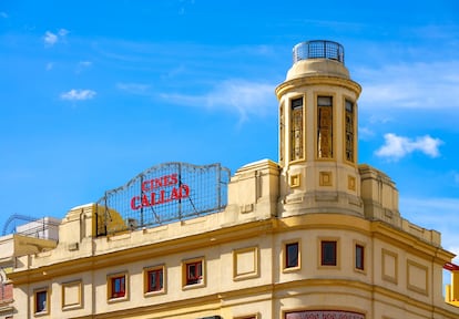 La torre-esquina de los cines Callao, primera obra de Luis Gutiérrez Soto en la ciudad.