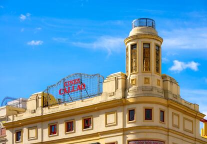 La torre-esquina de los cines Callao, primera obra de Luis Gutiérrez Soto en la ciudad.