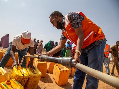 Personal de la ONG World Vision lleva agua al pueblo de Gatitalay, al noroeste de Somalilandia, el pasado mes de abril.