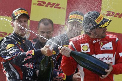 Alonso volvió ayer al podio al quedar tercero en Turquía. Vettel (izquierda) fue primero y Webber (centro), segundo.