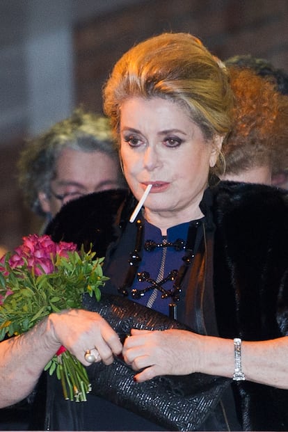 Catherine Deneuve (75 años)
Otra diva en cuyo Instagram te gustaría quedarte a vivir para siempre. La belleza gélida del cine francés siempre sale perfectamente peinada (a lo más que llega es a ofrecernos una foto en un avión y con iluminación deficiente), y elegantemente vestida. Pocas bromas con Catherine, que pone marca de agua en todas las fotos que cuelga en internet.