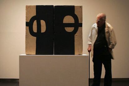 Un hombre observa una de las piezas robadas, 'Óxido', de Eduardo Chillida, en una exposición en Cádiz el año pasado.