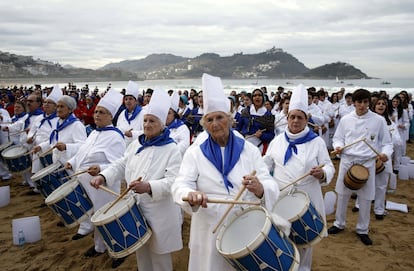 Vista del multitudinario encuentro con las tamborradas de la ciudad para llamar a la ciudadanía a participar en los actos de inauguración de la Capitalidad Cultural Europea San Sebastián 2016, que arranca oficialmente con un acto institucional de inauguración y el gran espectáculo de apertura popular.