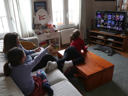 Una familia ve Movistar Plus+ bajo demanda en la televisión.