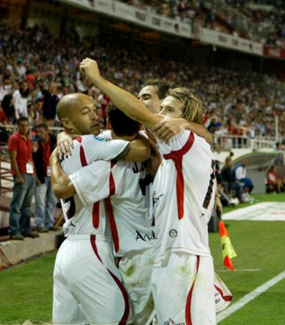 Los jugadores del Sevilla celebran uno de sus dos goles.