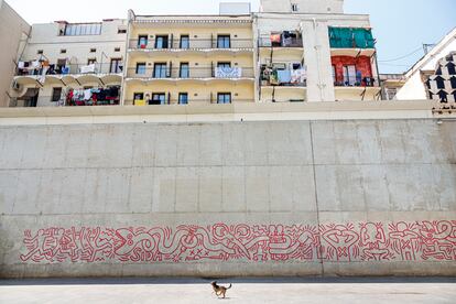 Réplica del mural 'Todos juntos podemos parar el sida', que Keith Haring pintó en la extinta plaza de Salvador Seguí, en el barrio chino de Barcelona. Actualmente se encuentra frente al Macba, en el barrio del Raval. |