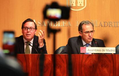 Rueda de prensa de Enrique Ossorio (d), portazoz del PP en la Asamblea de Madrid, y Alfonso Serrano (i), portavoz de la Comisión de corrupción