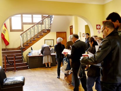 Electores españoles esperando a depositar su voto en una dependencia diplomática en Lima (Perú) en 2016.