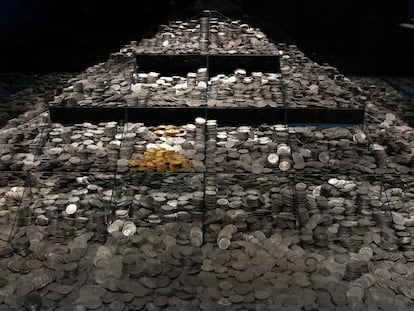 Unas 30.000 monedas de plata, además de algunas de oro, restauradas para una exposición en Madrid en 2014. Son solo una parte de las 500.000 que la empresa de arqueología submarina Odyssey expolió de la fragata 'Mercedes'.