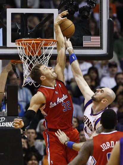 Blake Griffin de los Clippers tapona al jugador de los Suns Marcin Gortat.