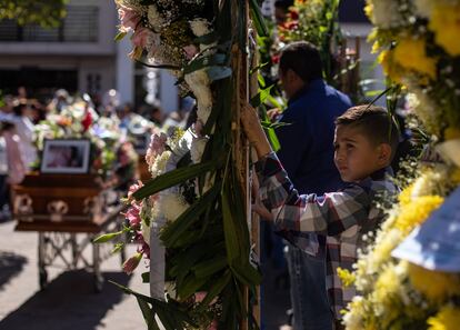 Los restos de las jóvenes fueron hallados el pasado 19 de enero en una fosa clandestina en el Rancho Monte de la Presa Vieja, en la comunidad El Cuidado, en Zacatecas. También fueron localizados los restos de un hombre, aunque aún no se ha confirmado su identidad. En la imagen, un niño sostiene una corona de flores durante el cortejo fúnebre de las tres jóvenes. 