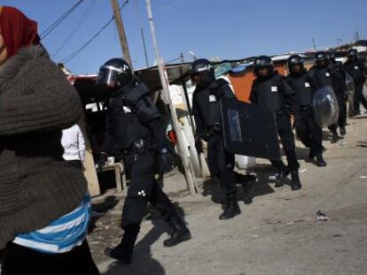 Agentes de policía, en el poblado chabolista.