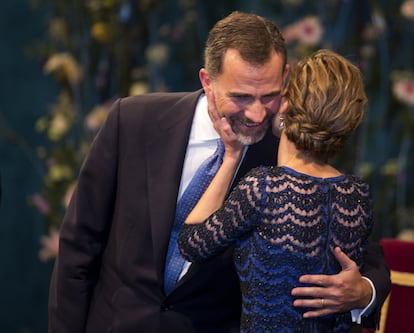 La reina Letizia besa a don Felipe el pasado 24 de octubre en Oviedo durante la entrega de los premios Príncipe de Asturias, que han pasado a llamarse Princesa de Asturias.