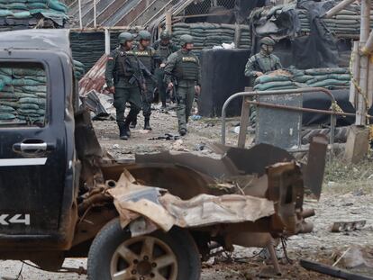 Policías vigilan cerca al carro bomba que explotó en la madrugada en Timba, Cauca, el 13 de agosto de 2023.