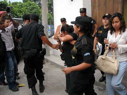 Detención de las dos abogadas de la casa cuna clandestina en Antigua (Guatemala).