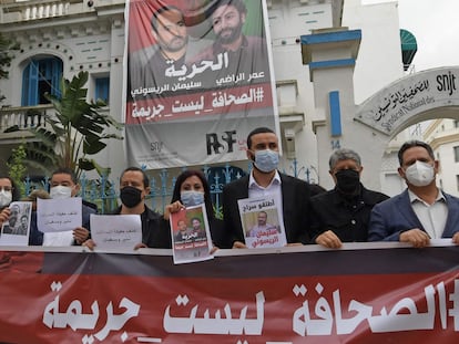 Miembros de la Unión de Periodistas de Túnez piden la libertad de sus colegas marroquíes Omar Radi y Suleimán Raisuni, el 3 de mayo de 2021.