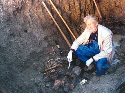 La segunda oportunidad de un visionario. Al leer la reconstrucción parcial del virus que Taubenberger publicó en 1997, Hultin volvió al cementerio de Brevig Mission. Cuando halló el cuerpo de la "mujer gorda", una luz se encendió en su mente. Había esperado ese momento casi medio siglo.