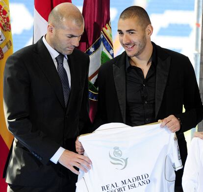 Zinedine Zidane junto a Karim Benzema, en marzo de 2012.