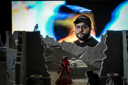 Andrew Roberts, artista tijuanense en su exposición "Cadáver fantasma" en Ciudad de México, el 13 de junio de 2025.