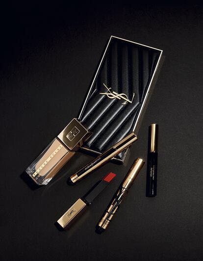 Sombras de ojos Couture Colour Clutch (100 €), base de maquillaje Le Teint Touche Eclat (39,99 €), corrector Touche Eclat High Cover Radiance (24,99 €), labial Rouge Pur Couture (38,35 €), iluminador Touche Eclat (36,35 €) y Couture Eyeliner Vinyl (37,99 €). Todo de YSL.