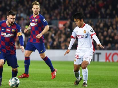 Messi controla el balón ante Kubo.