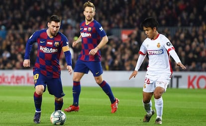 Messi controla el balón ante Kubo.