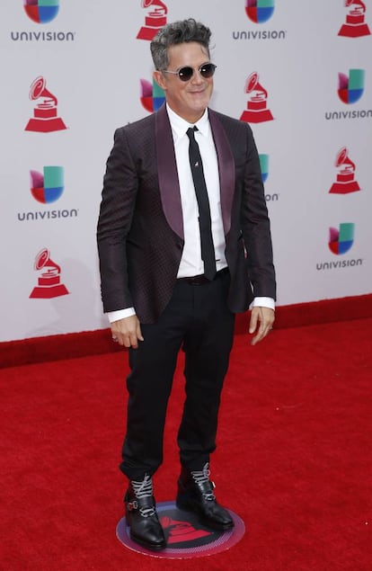 Alejandro Sanz, que el miércoles recibió el homenaje de la industria de la música latina por toda su carrera, a su llegada a los premios Grammys.