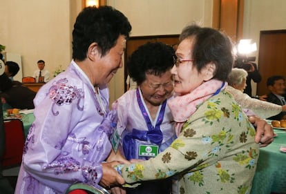 A sul-coreana Têm Shin-ja (d), de 99 anos, saúda suas filhas, as norte-coreanas Kim Kyung-sil (e), de 72, e Kim Kyung-young (c), de 71.