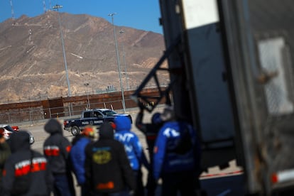 Trabajadores descargan materiales de construcción de un tráiler, donde las autoridades mexicanas construirán un refugio temporal para migrantes deportados de Estados Unidos, esta mañana en Ciudad Juárez, México.