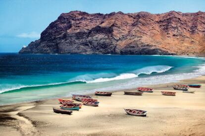 Una vista de la playa en el pueblo de San Pedro, en la isla de São Vicente (Cabo Verde).
