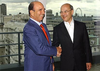 Los presidentes del SCH y del Abbey, Emilio Botín y Luqman Arnold, se estrechan la mano en Londres.