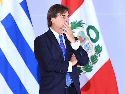 El presidente de Uruguay, Luis Lacalle Pou, gesticula durante la foto de familia de presidenetes sudamericanos reunidos en Brasilia, el 30 de mayo de 2023.