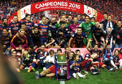  Los jugadores del Barcelona posan en el césped junto a sus familiares con la Copa del Rey.